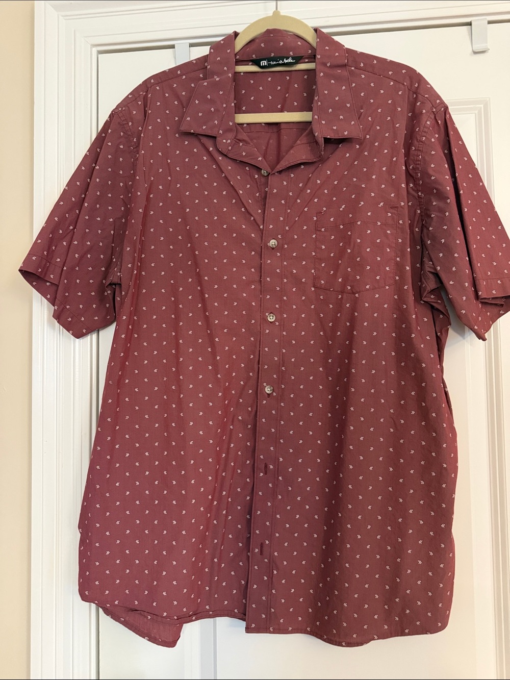 Travis Mathew Men's Short-Sleeve Button-Up Shirt in Brick Red Microprint